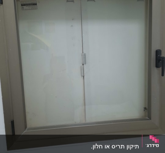 תריסים סגורים בתוך מסגרת חלון חומה